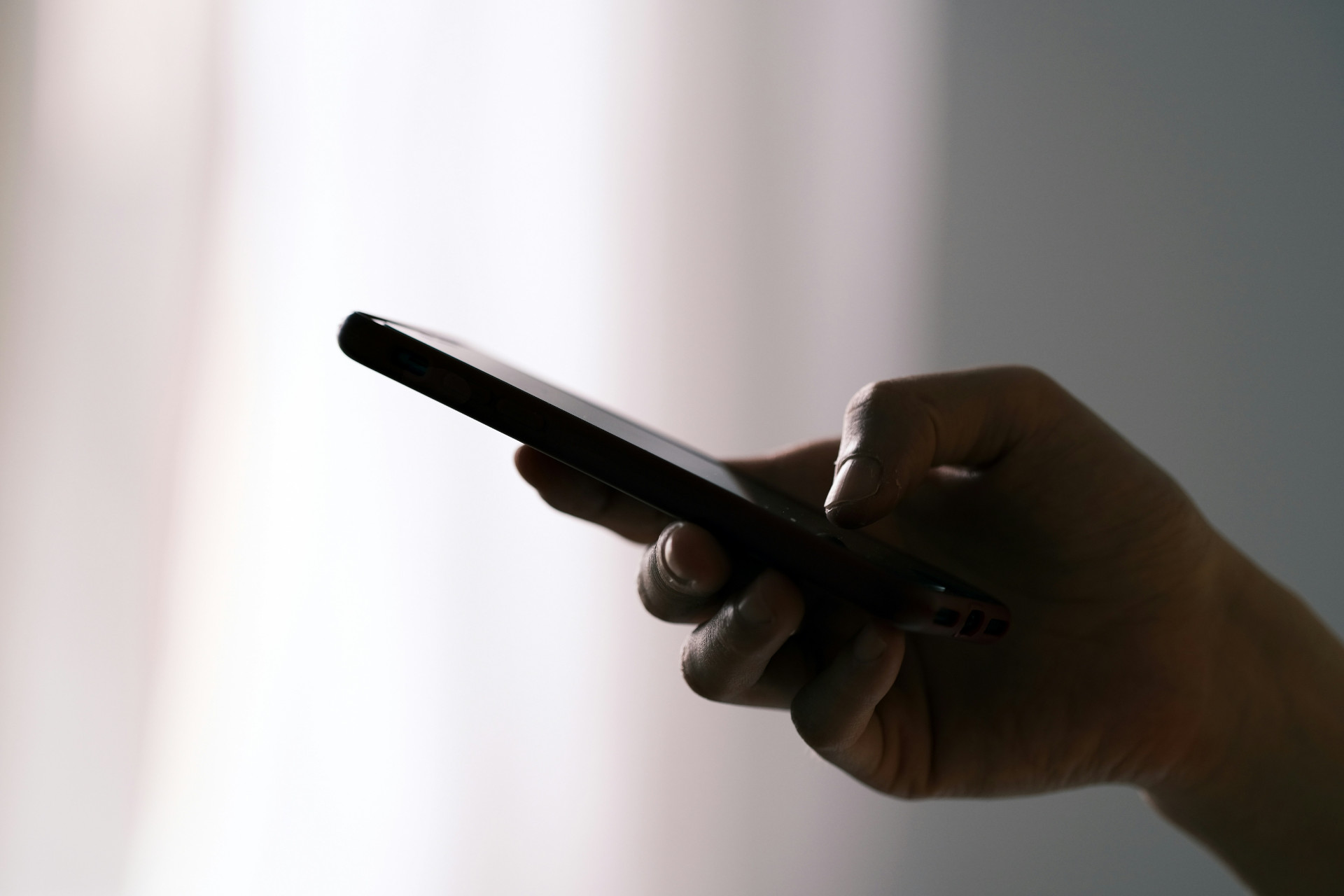A user using a phone for the Univerbal app